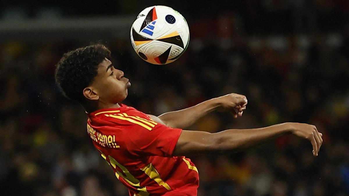 Lamine Yamal controla el balón en el España-Brasil del Bernabéu.