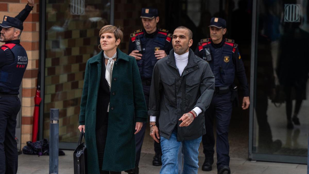 Alves sale de la cárcel después de pagar un millón de euros