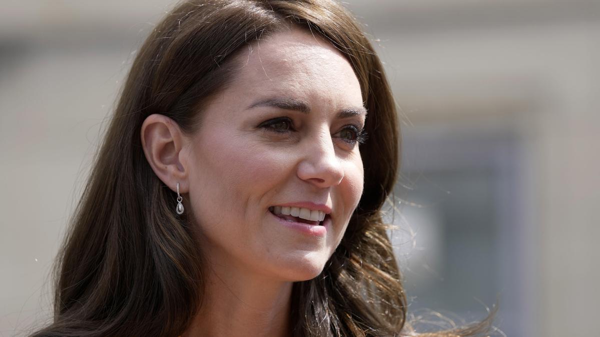Kate, princesa de Gales de Gran Bretaña, visita Dame Kelly Holmes Trust y se reúne con algunos de los jóvenes que apoya la organización benéfica, el 16 de mayo de 2023, en Bath, Inglaterra