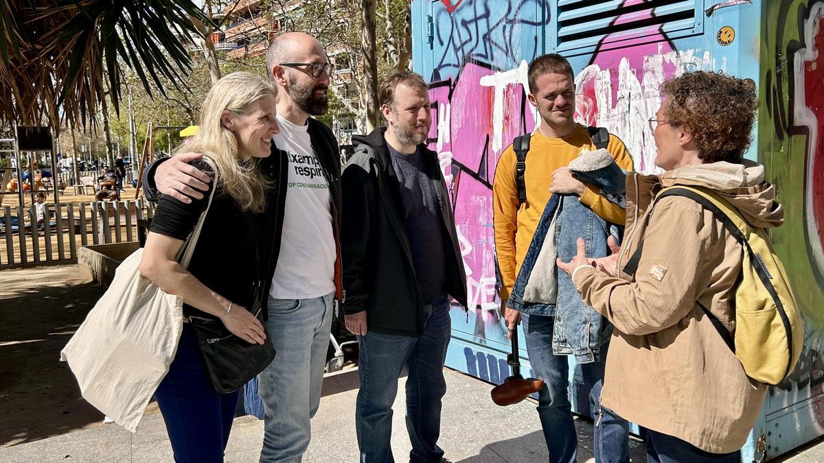 Caroline, Luca, Genís, Jordi et Marga, membres de l'Eixample Respira, devant la station de mesure de la pollution d'Urgell avec l'Avenida de Roma, ce mercredi