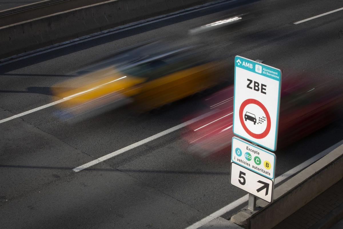 Une des affiches de la Ronda de Dalt annonçant l'entrée au ZBE de Barcelone