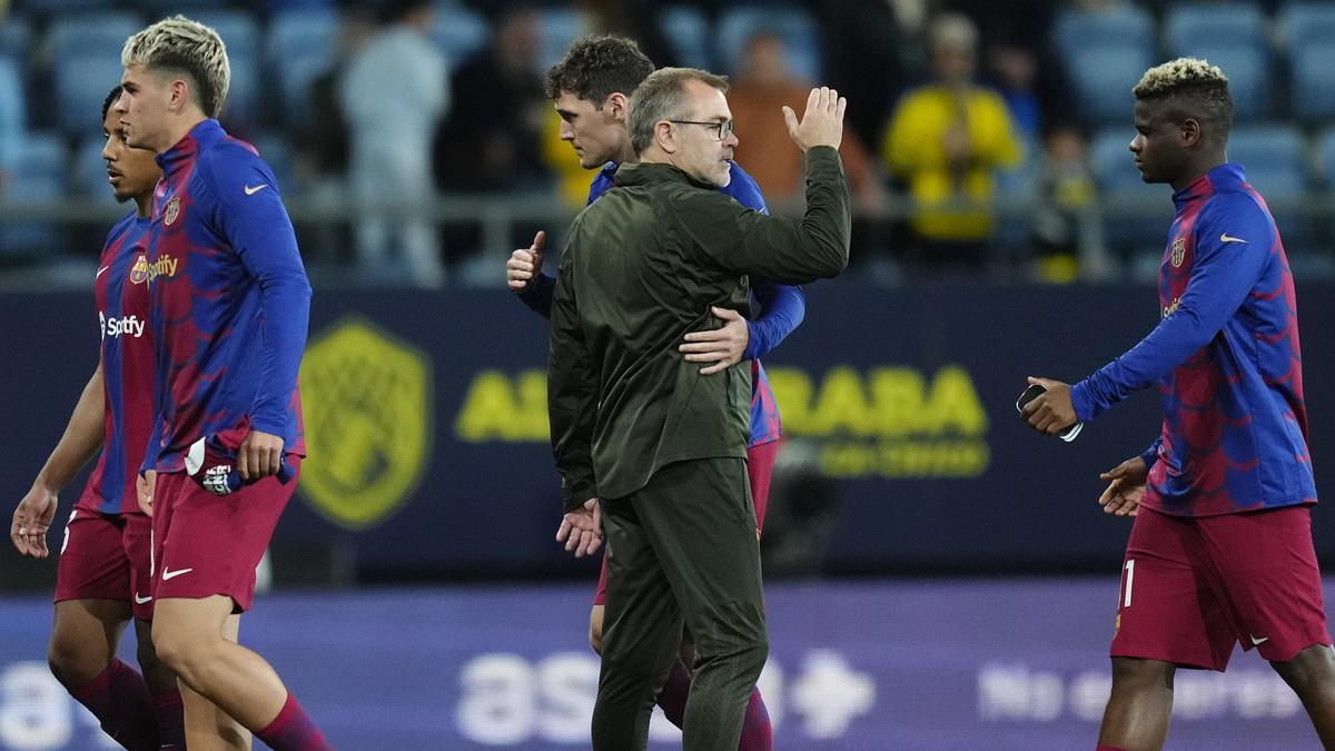 Òscar Hernández félicite les joueurs à la fin du match.