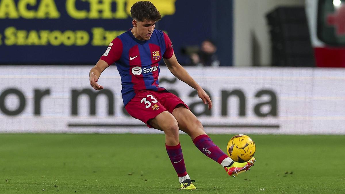Pau Cubarsí lance une longue balle pendant le match.