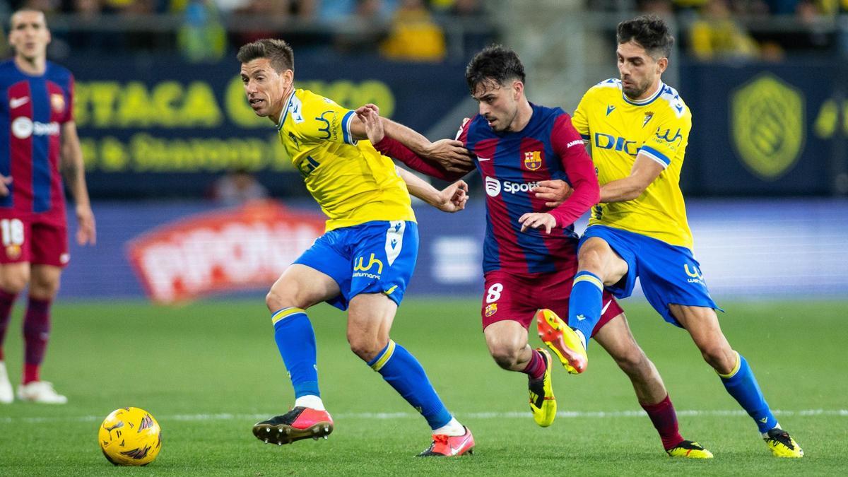 Pedri tente de se faufiler entre Alcaraz et Sobrino en seconde période.