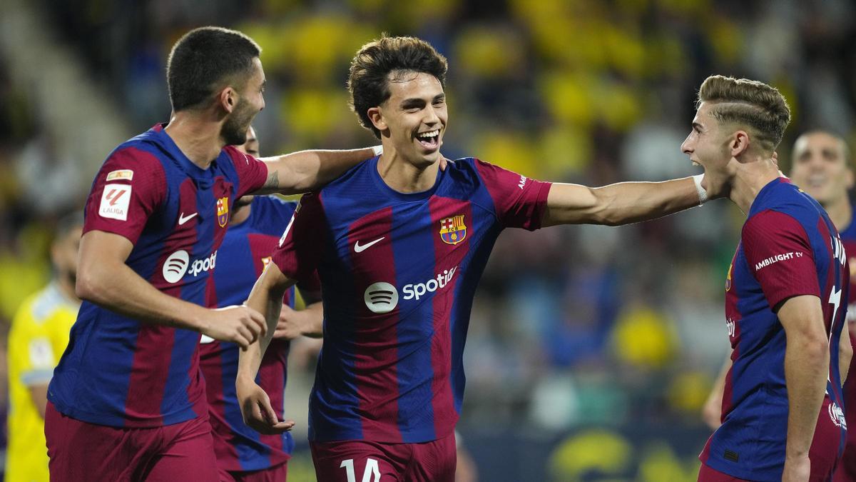 João Félix celebra con Ferran y Fermín el gol inicial.