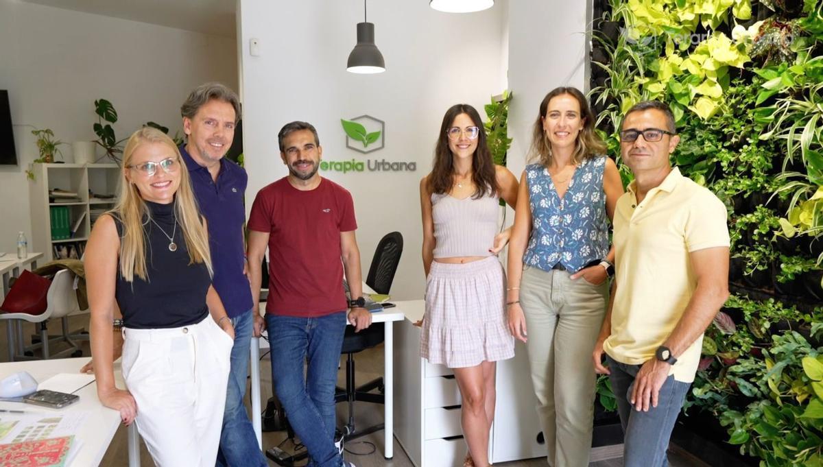 Iván Gaviño (à droite, sur l'image) et Fernando Hidalgo (deuxième à gauche) sont les fondateurs de l'entreprise Terapia Urbana à Séville.