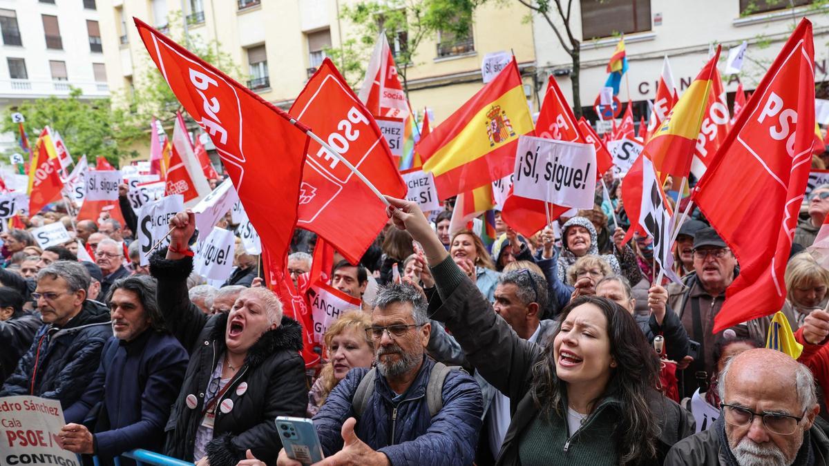 Simpatizantes del PSOE se concentran frente a la sede del partido para que Sánchez no dimita, este sábado.