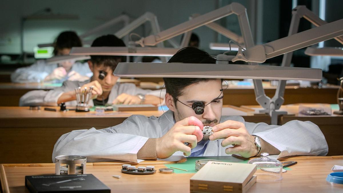 Aula de FP de Relojería en el instituto La Mercè, en Barcelona.