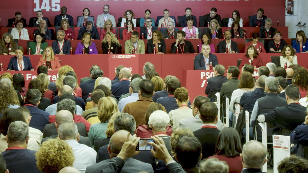El PSOE hace un último intento para que Sánchez no dimita: "¡Quédate, merece la pena!"