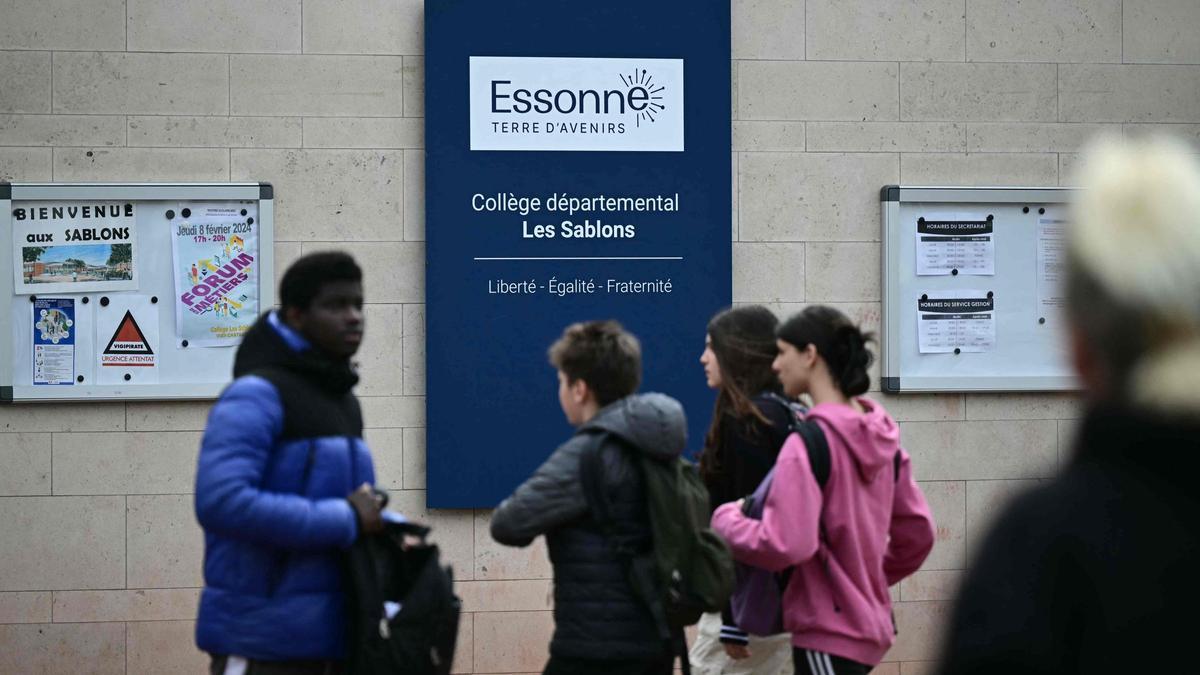 Entrada de la escuela a la que asistía el joven fallecido por una paliza, en Viry, una población de la 'banlieu' de París.