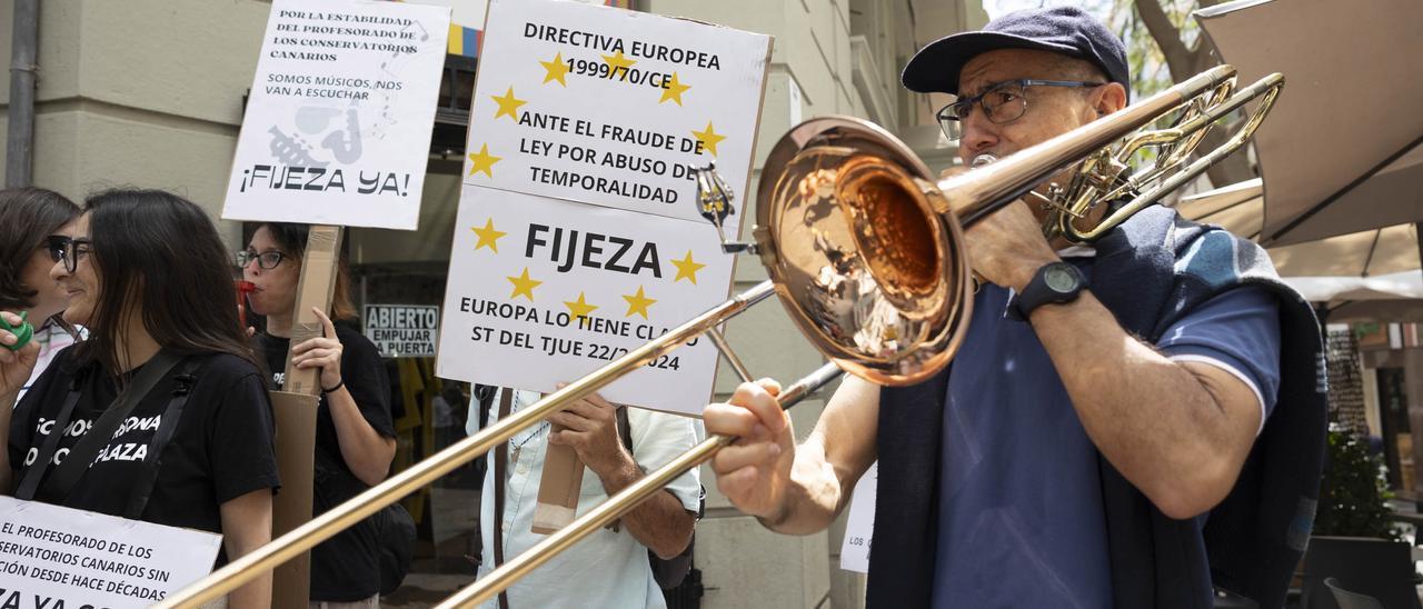 Protesta de profesores interinos de los conservatorios Profesionales de Música de Las Palmas de Gran Canaria y de Santa Cruz de Tenerife.