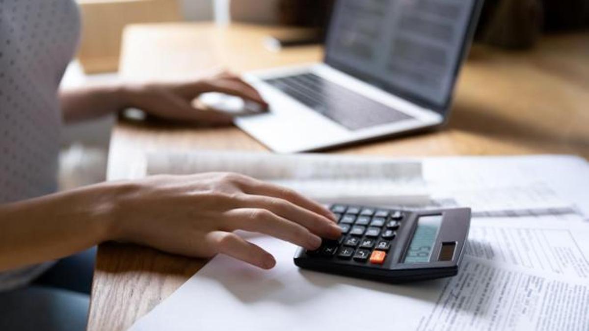 Una persona haciendo cálculos.