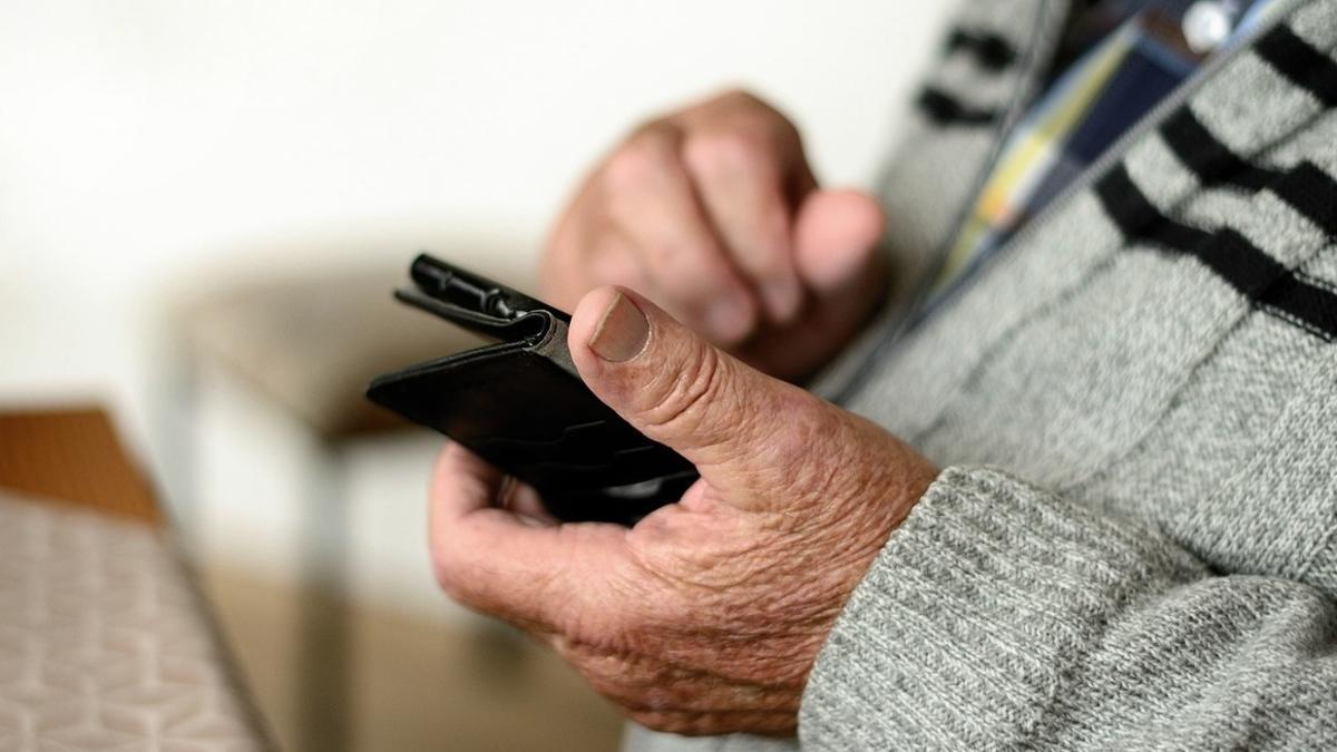 Una persona mira el móvil