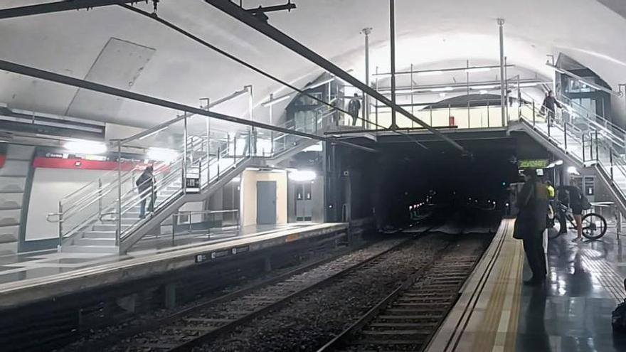 En servicio la pasarela entre andenes de la L1 del Metro de Barcelona en la parada Espanya