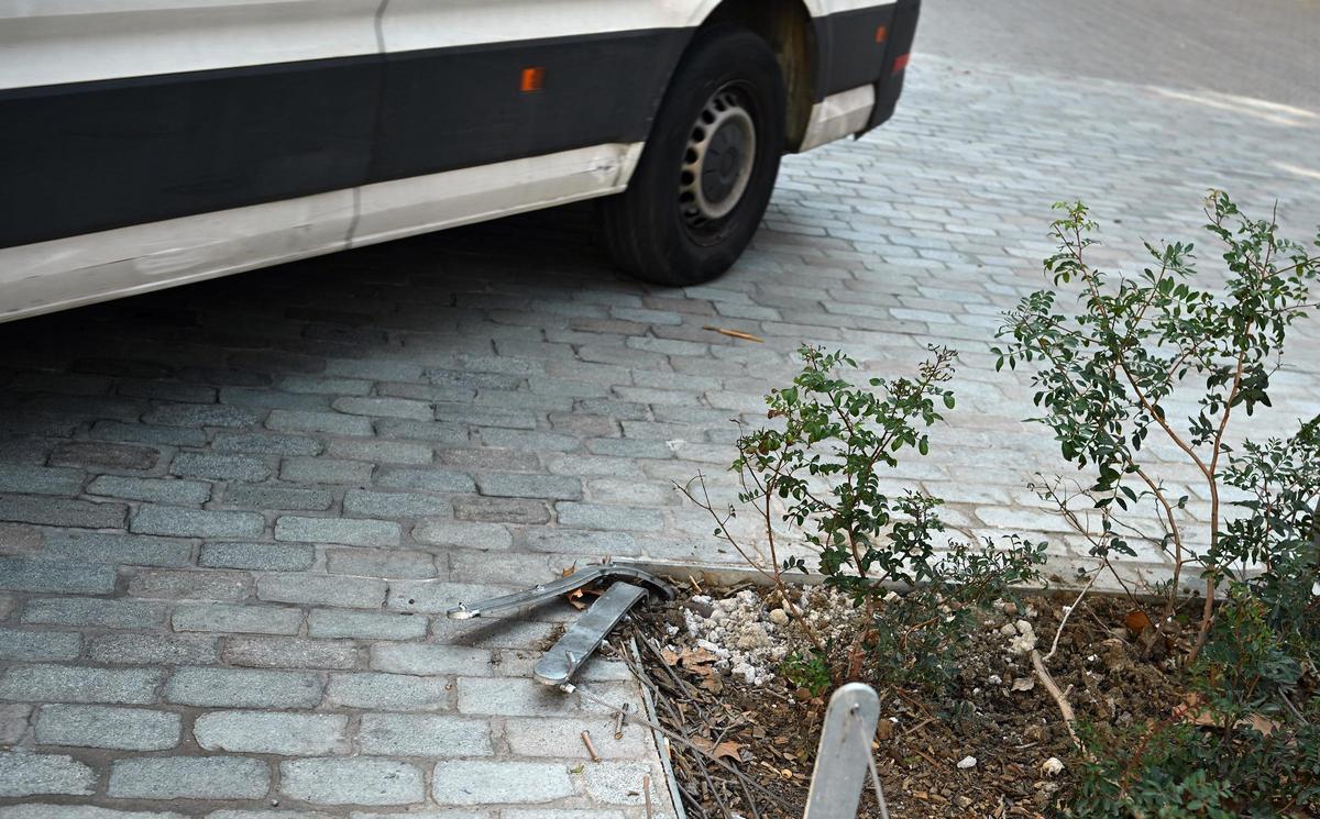 Une des dizaines de clôtures de parterres de fleurs, écrasées par les roues des véhicules.