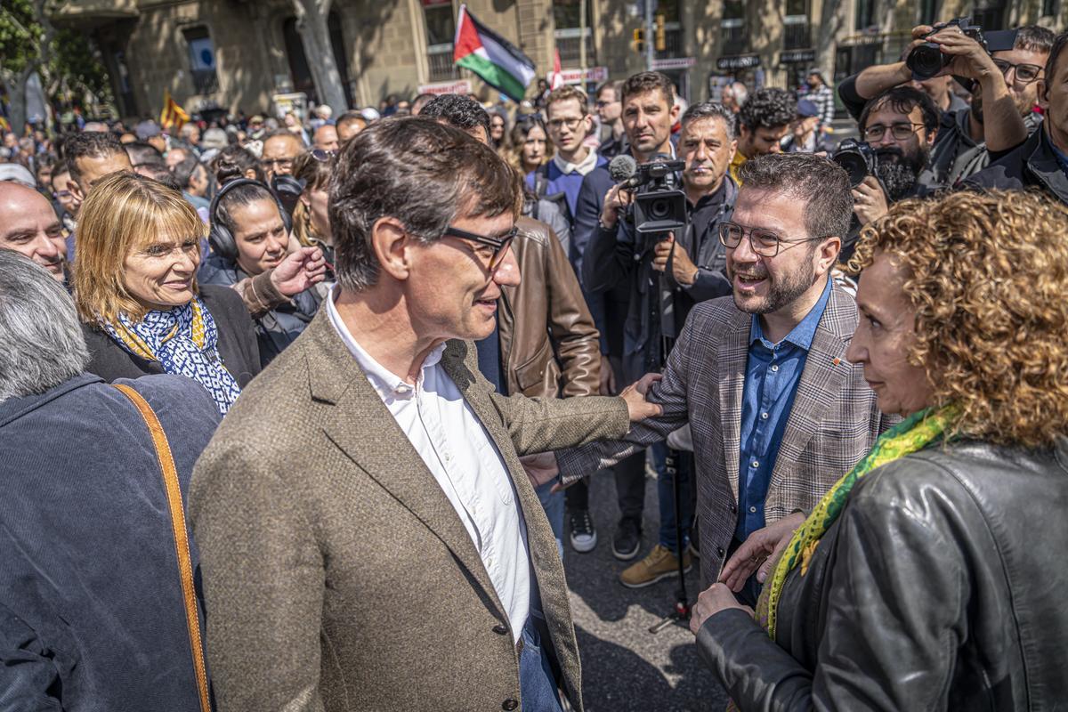Salvador Illa (à gauche) rencontre le Père Aragonès (d) lors de la manifestation à l'occasion du 1er mai à Barcelone.