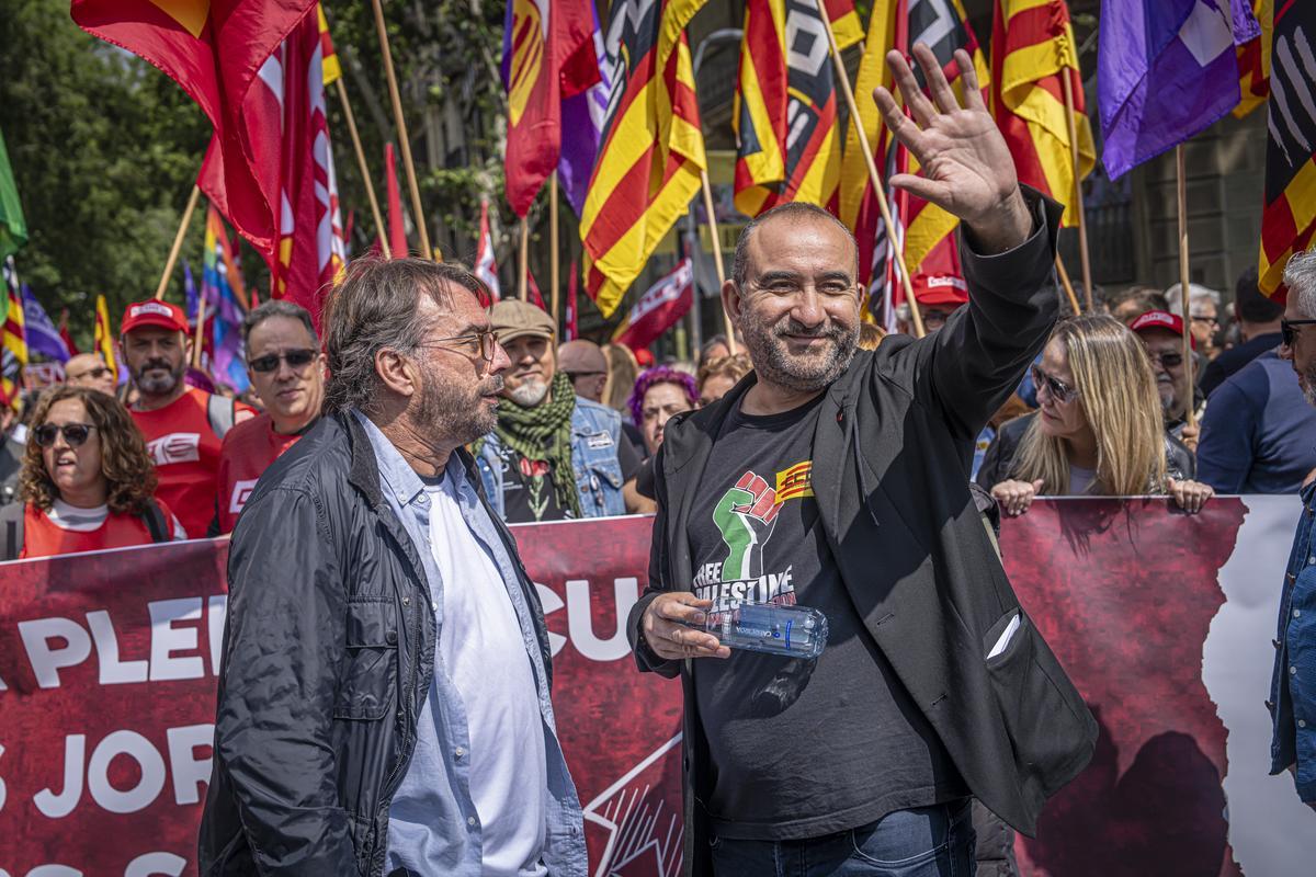 Le secrétaire général de l'UGT de Catalunya, Camil Ros (i) et celui du CCOO, Javier Pacheco (d), lors de la manifestation du 1er mai. 