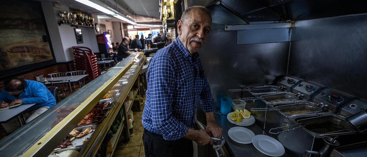 Uno de los bares de barrio con más solera de la ciudad, La Gamba en la plaza de Maragall, cuyo propietario se jubilará y tendrá que traspasarlo en breve.