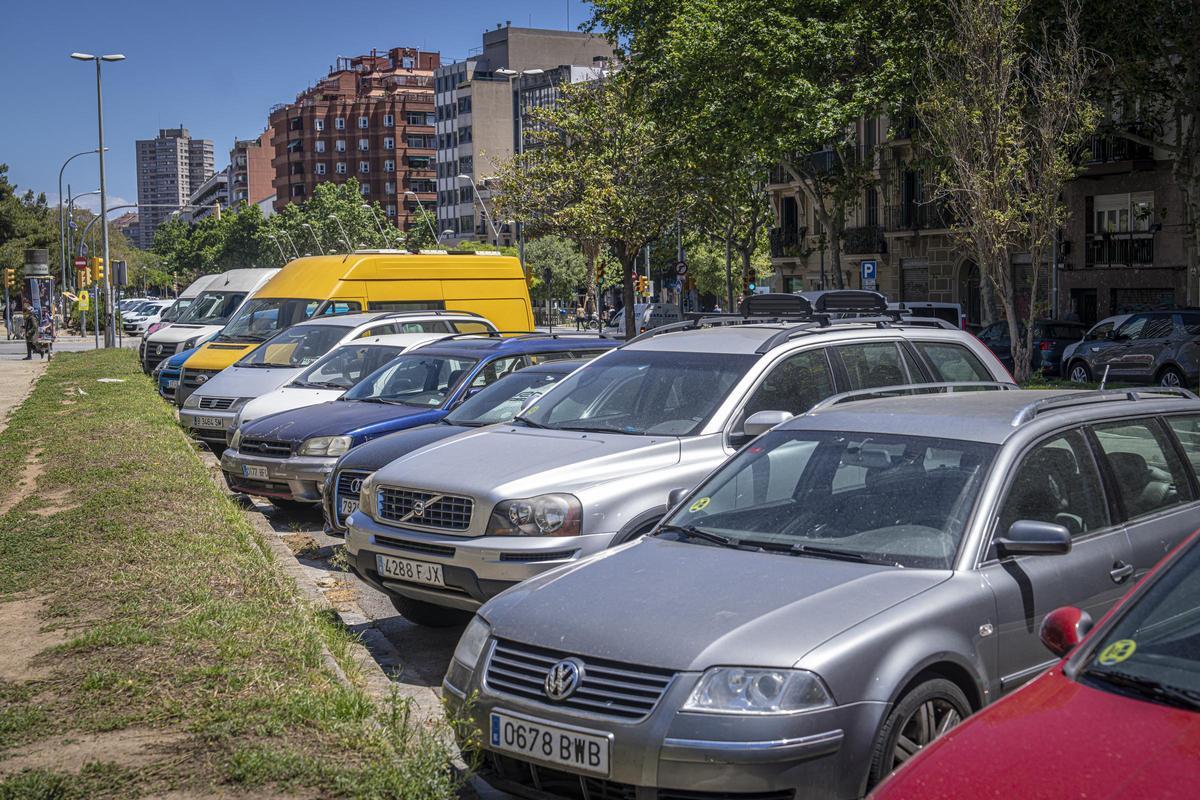 Voitures garées en semi-batterie sur l'Avenida de Roma, une espèce de mobilité en voie de disparition à Barcelone