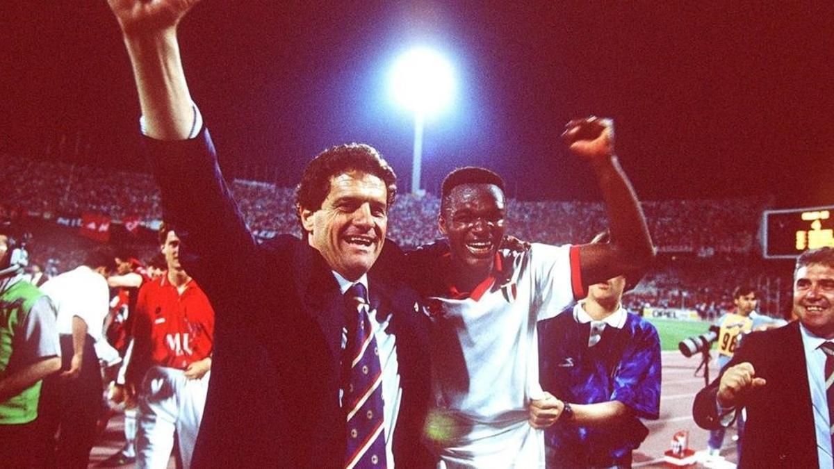 Fabio Capello et Marcel Desailly célèbrent la Coupe d'Europe remportée par Milan face au Barça au Stade olympique d'Athènes.