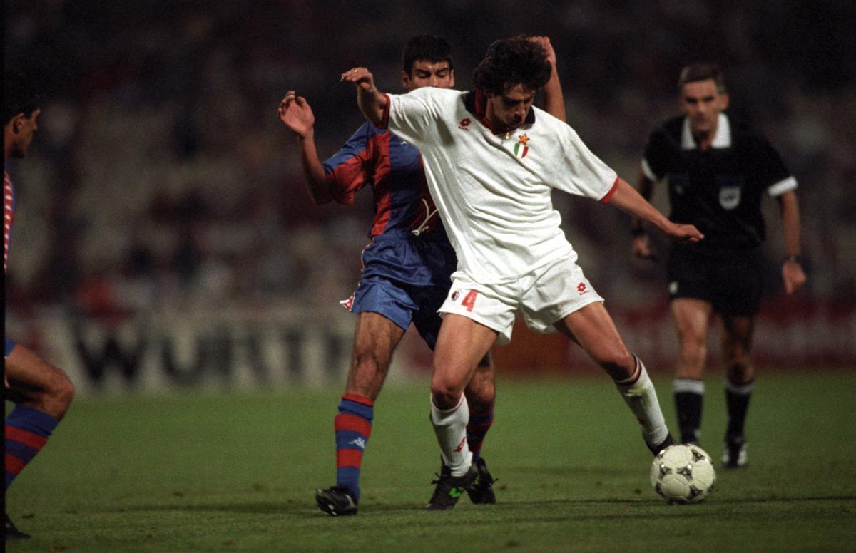 Albertini contrôle le ballon contre Guardiola lors de la finale de la Coupe d'Europe entre Milan et le Barça à Athènes le 18 mai 1994.