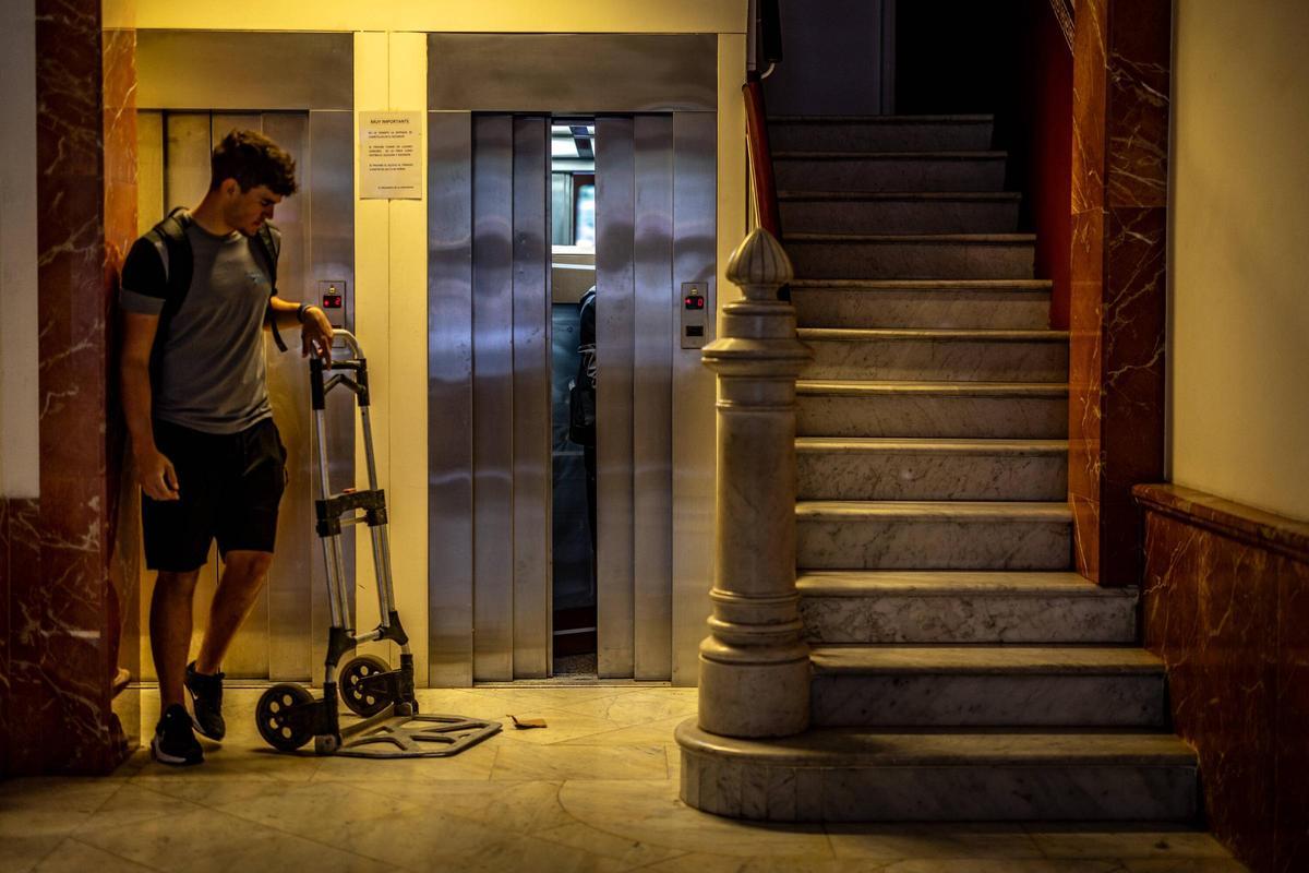Deux ascenseurs dans un immeuble résidentiel, à Barcelone.