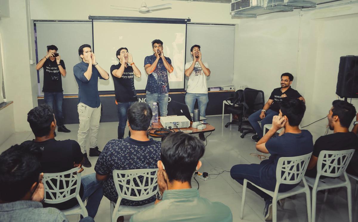 Arunav, coach de rencontres (deuxième à gauche) lors d'une séance de coaching, une entreprise en plein essor en Inde