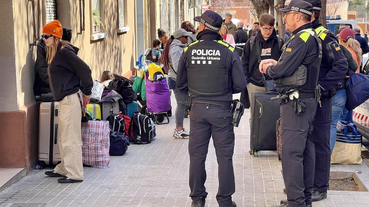 Imagen de la evacuación del número 118 de la calle Ausiàs Marc de Badalona, el 6 de marzo de 2024