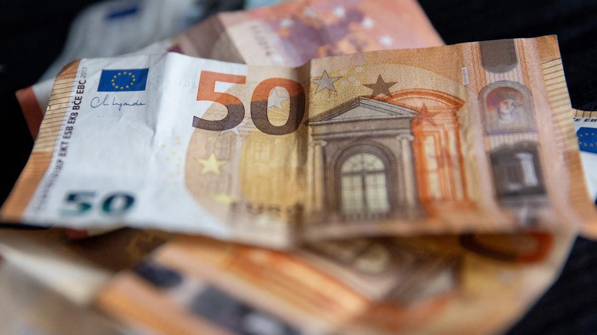 Varios billetes.