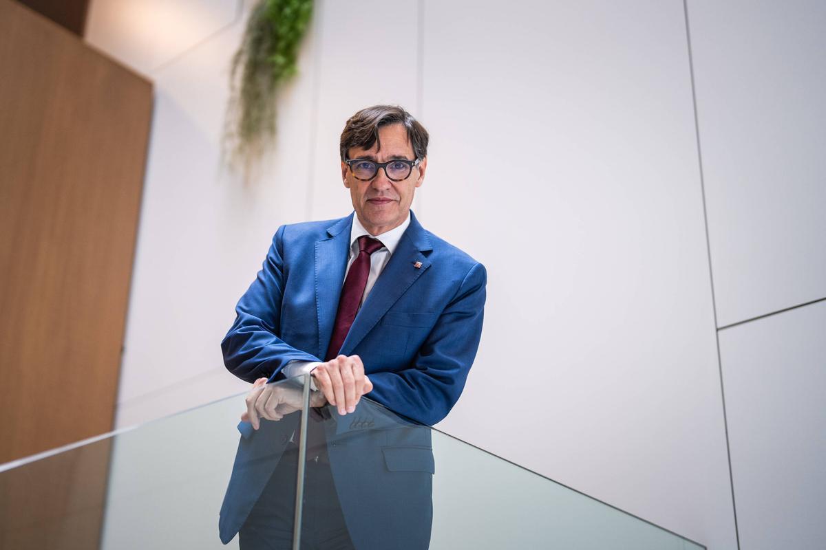 Le candidat du PSC, Salvador Illa, à la rédaction d'El Periódico.