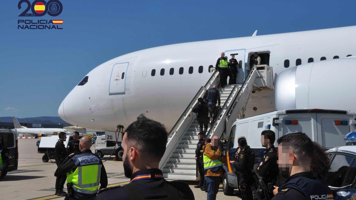 La Policía Nacional escolta a los delincuentes multirreincidentes en su salida de España.