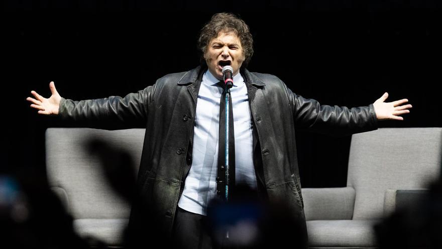JAVIER MILEI |  Milei a eu son spectacle musical au milieu des injures contre le socialisme et des chants du public contre Pedro Sánchez