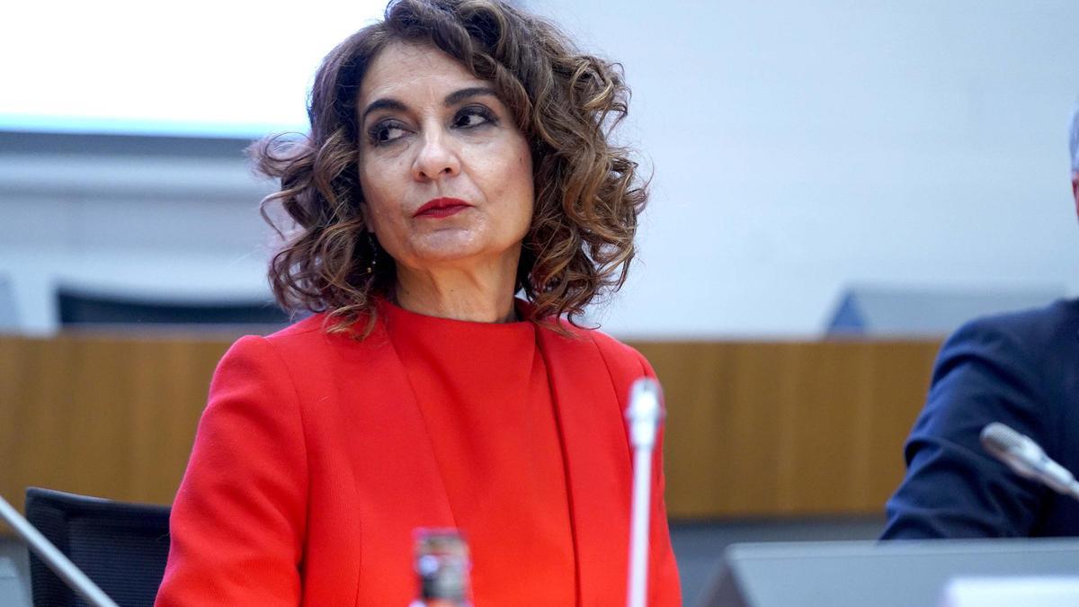 María Jesús Montero participa en la jornada 'España: 2024, un año de hitos para los Fondos Europeos', en la imagen junto a Antonio Garamendi y Gonzalo Sánchez de CEOE y PwC .