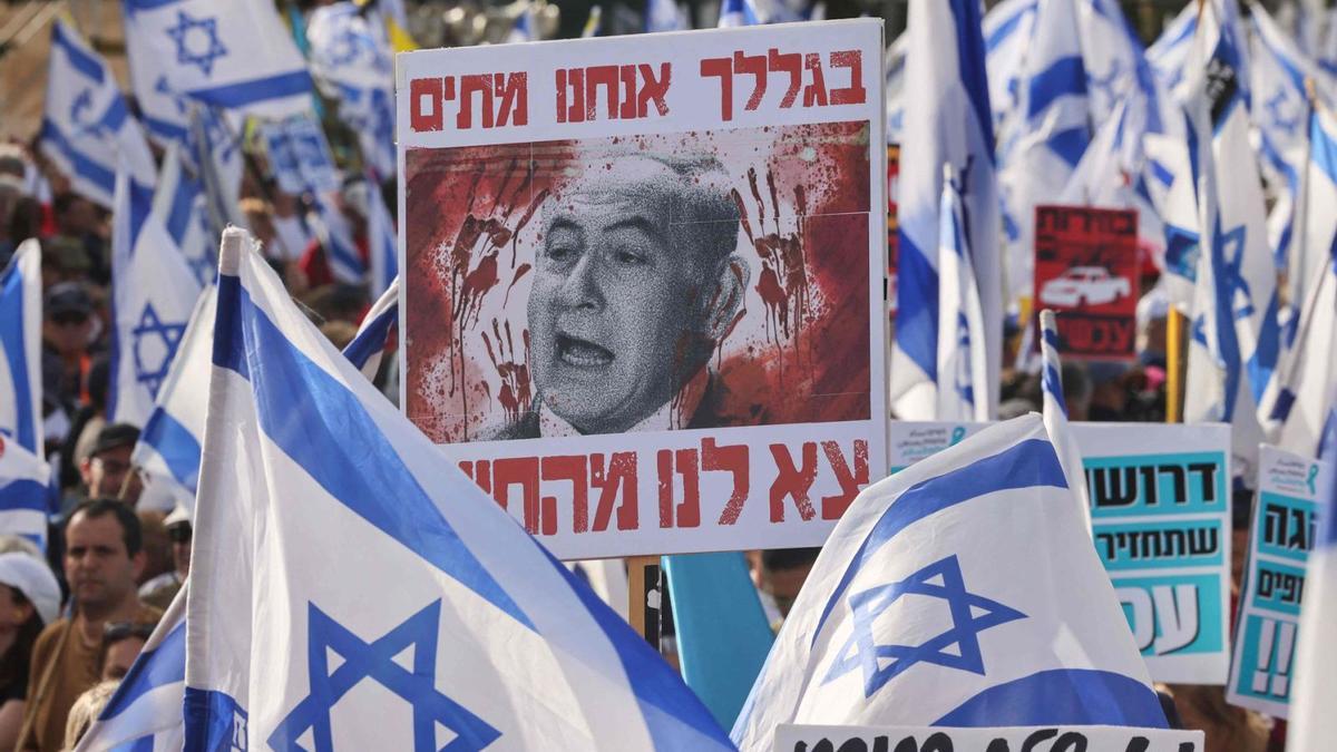 Ciudadanos israelíes se manifiestan contra el primer ministro Binyamín Netanyahu.