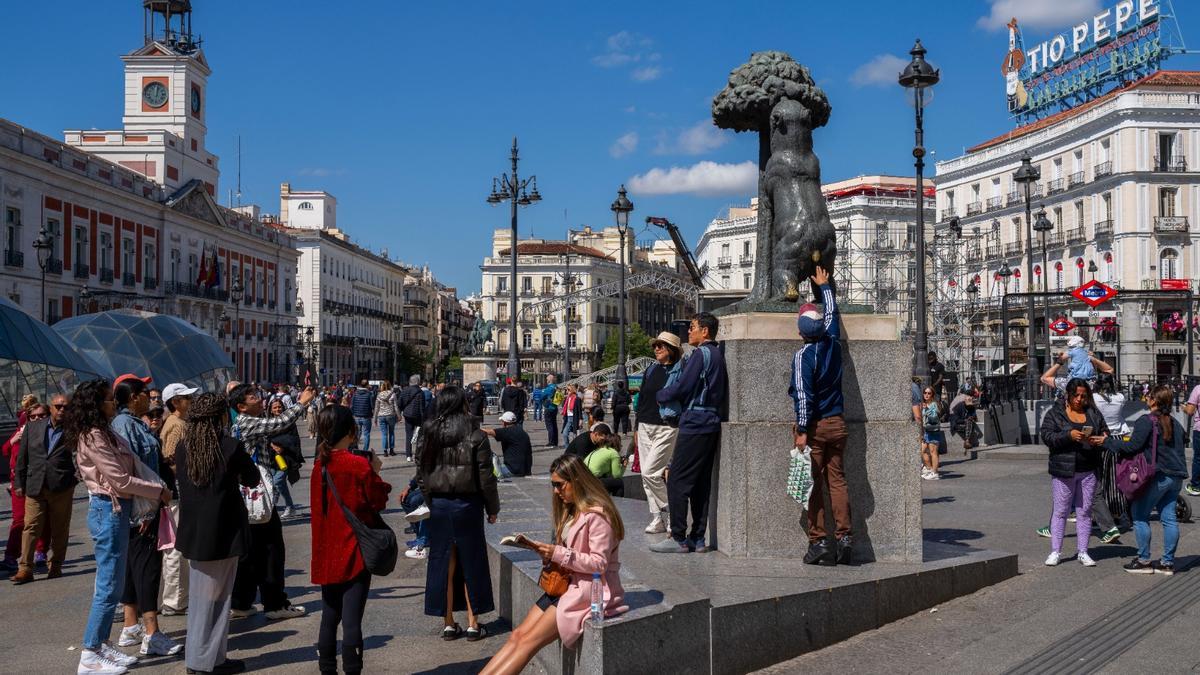 Turistas toman fotografías en la Puerta del Sol de Madrid, en una imagen del 29 de abril.