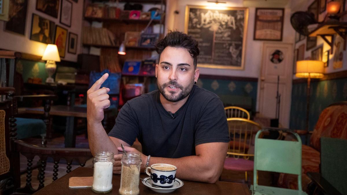 El 'influencer' Edu Habana, en el Bar Melodrama de La Habana.