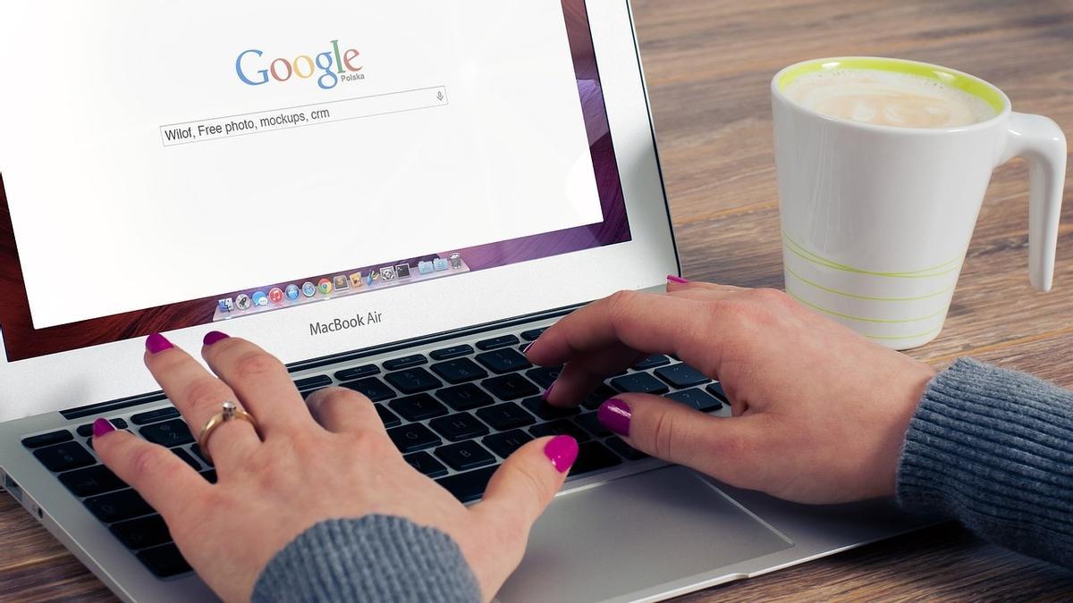 Una mujer hace una búsqueda en Google.