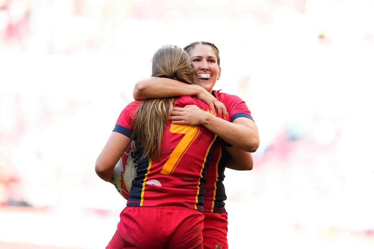 Paula Requena embrasse une coéquipière lors du match contre le Japon.