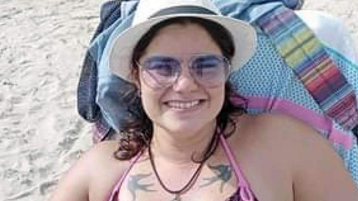 Katy a deux tatouages ​​d'hirondelles sur ses clavicules, peut-être décisifs pour savoir si c'est elle si vous la voyez.