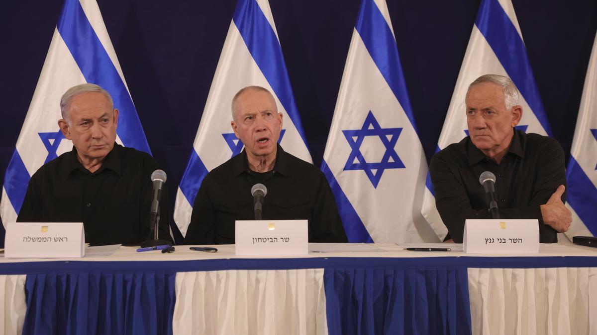 De izquierda a derecha, el primer ministro israelí Benjamin Netanyahu, el ministro de Defensa Yoav Gallant y el ministro del Gabinete Benny Gantz hablan durante una conferencia de prensa en la base militar de Kirya en Tel Aviv, Israel, el 28 de octubre de 2023.