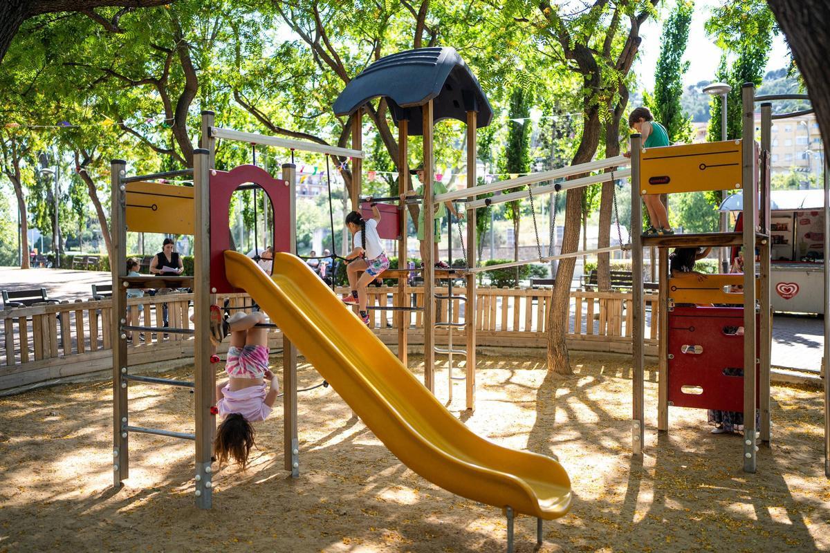 Un toboggan sur la place Vall d'Hebron, à Barcelone.
