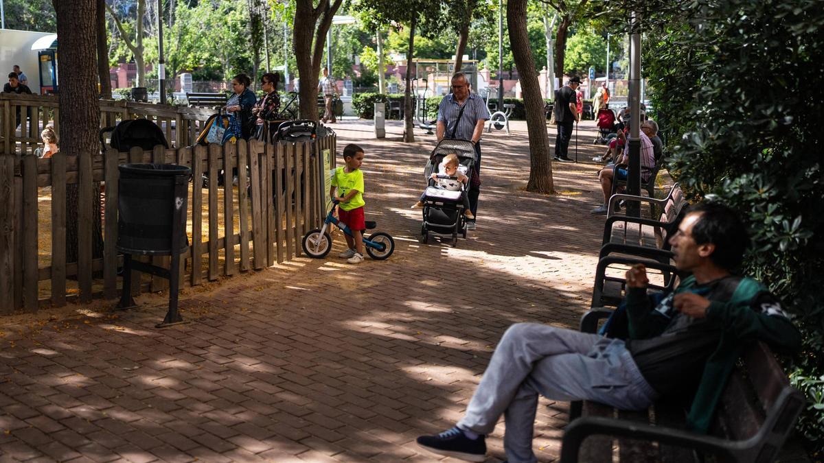 Familias y vecinos en la plaza de la Vall d'Hebron, en el barrio de la Teixonera, en Barcelona.