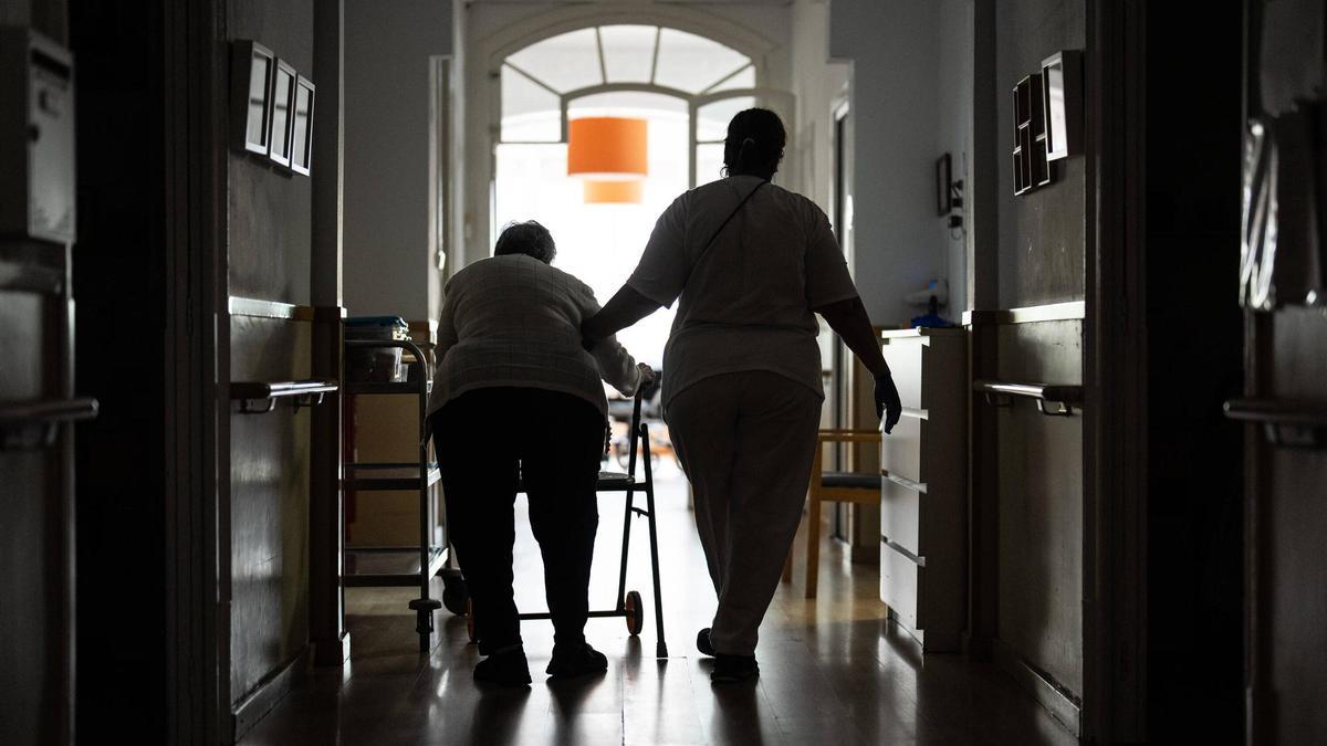 Una residente y una trabajadora en la residencia Les Saleses, en riesgo de cierre en el Eixample, en Barcelona.