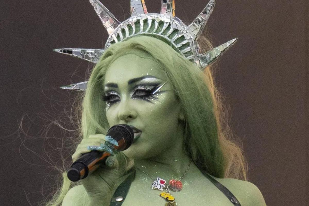 Avec une esthétique directement inspirée du monde des drag queens, la carrière de Roan a été étroitement liée à la communauté LGBT.  Ici, caractérisé comme la Statue de la Liberté.