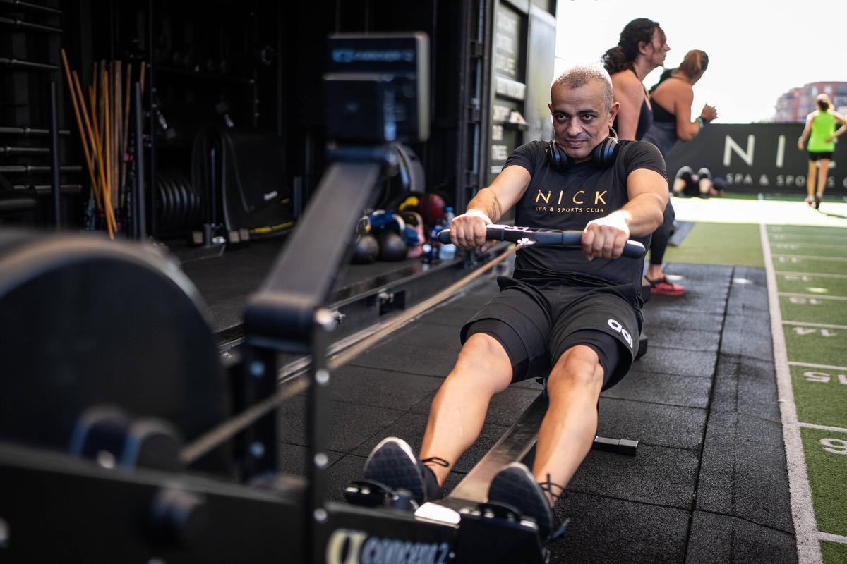 Aviron, pompes, poids, paddle-tennis et natation, parmi les exercices préférés de Tito Álvarez, porte-parole d'Élite Taxi à Barcelone