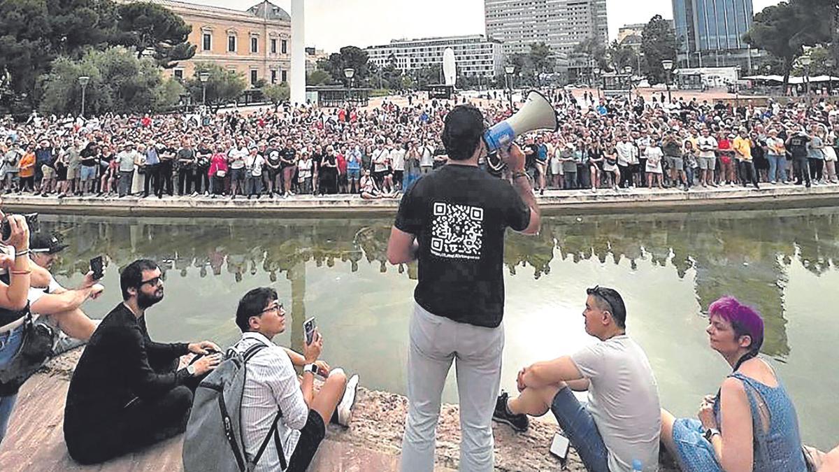 Foto de Alvise de espaldas en un mitin en Madrid
