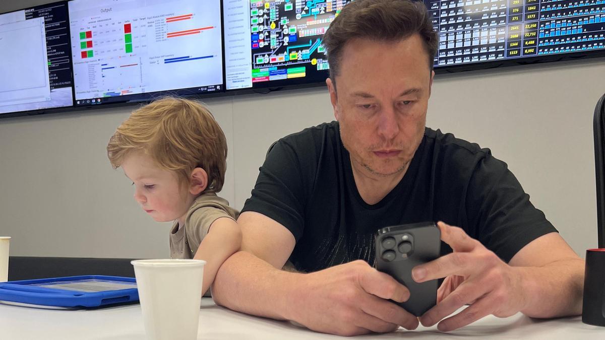 Fotos de Elon Musk para el tema de su biografía.