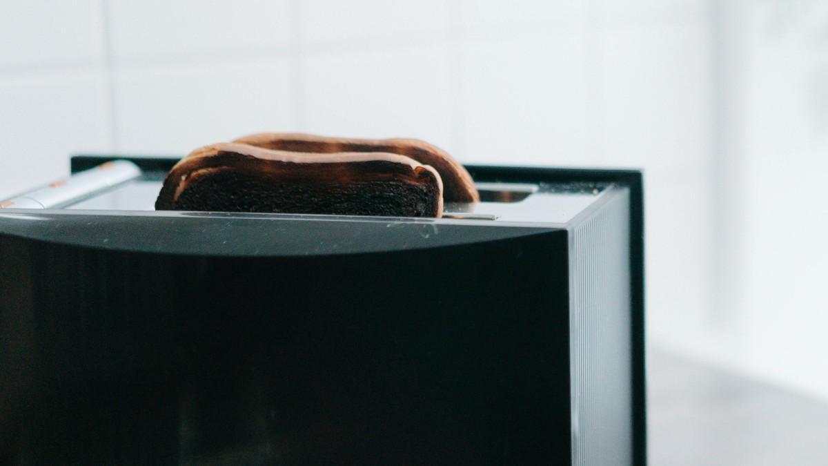 Una tostadora con pan quemado.