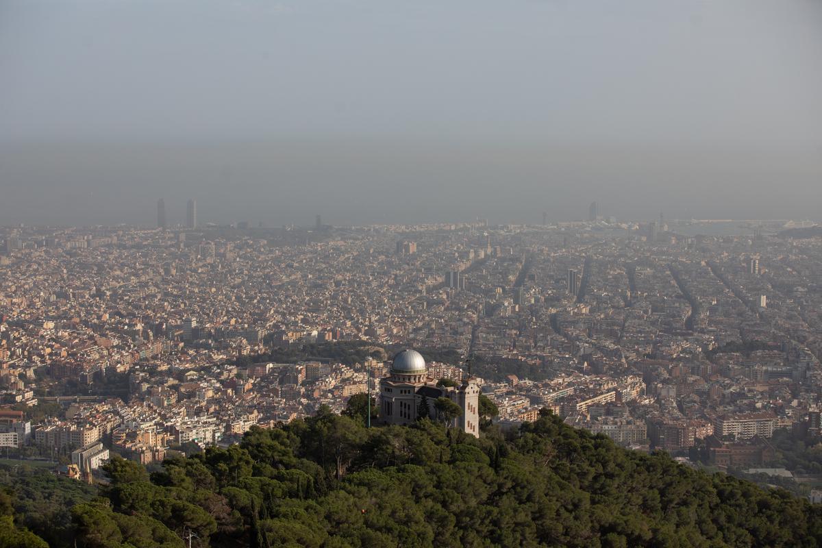 Panoramique de la ville de Barcelone par une journée avec des niveaux élevés de pollution atmosphérique.