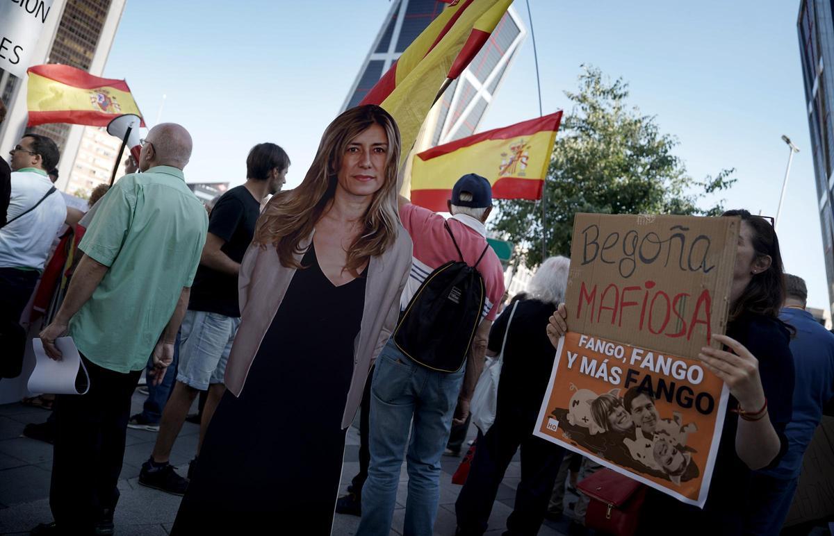 Madrid. 05.07.2024. Faites-vous entendre Concentration. Tribunaux de la Plaza de Castilla où témoigne Begoña Gómez, l'épouse de Pedro Sánchez.